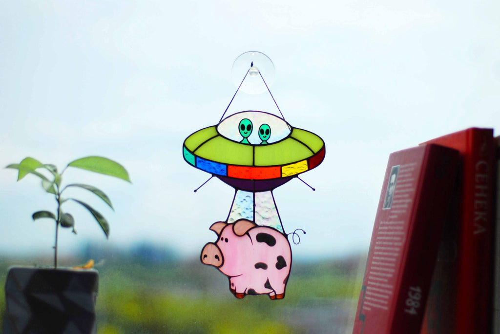 Stained Glass UFO Aliens are Abducting a Pig, Funny Suncatcher, Window Hanging Decor, Mother’s Day gift, Tiffany Glass Art