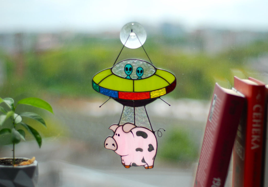 Stained Glass UFO Aliens are Abducting a Pig, Funny Suncatcher, Window Hanging Decor, Mother’s Day gift, Tiffany Glass Art