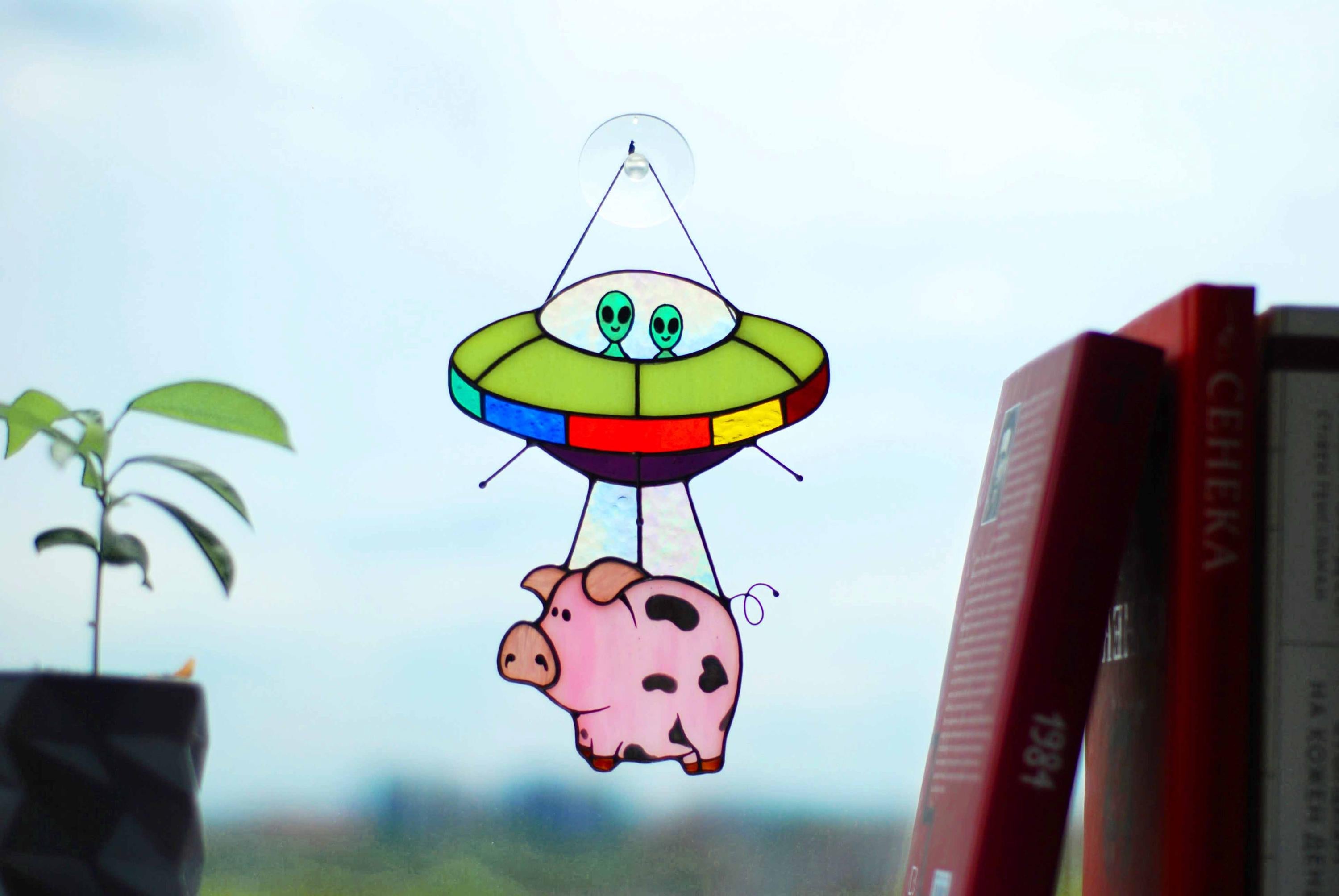 Stained Glass UFO Aliens are Abducting a Pig, Funny Suncatcher, Window Hanging Decor, Mother’s Day gift, Tiffany Glass Art