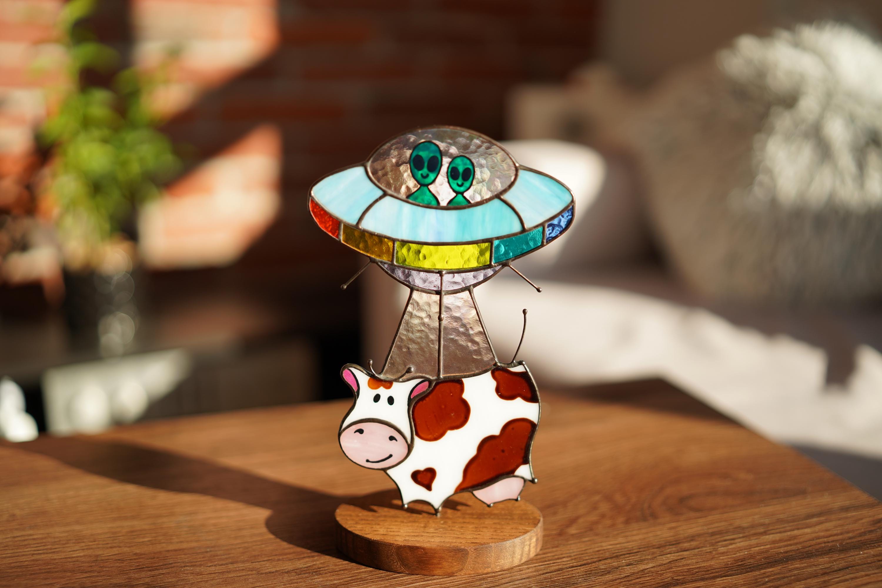 UFO Cow Abduction Stained Glass Table Decor, Alien Spaceship Desk Ornament with Wooden Stand, Quirky Science Fiction Art, Handcrafted Gift