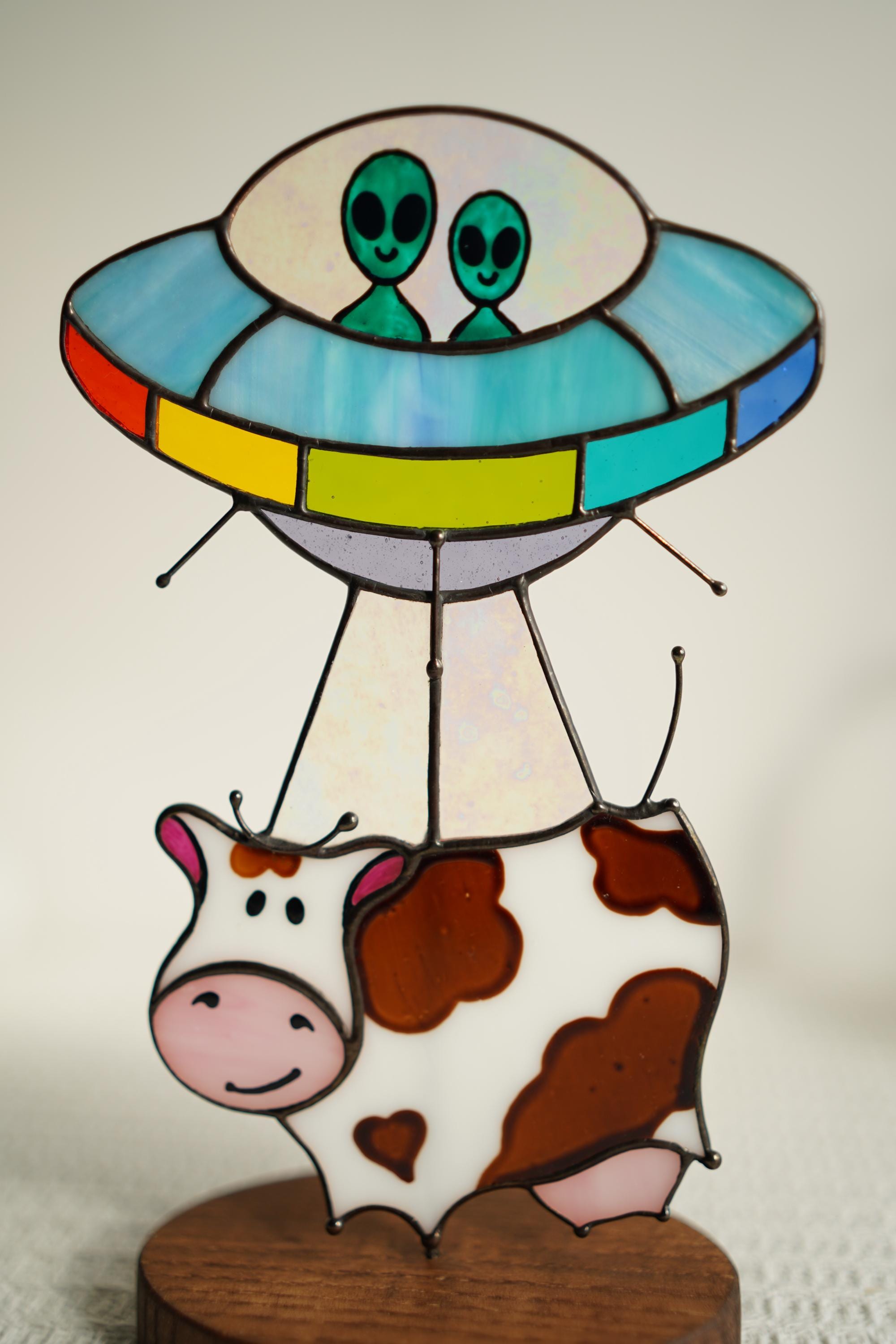 UFO Cow Abduction Stained Glass Table Decor, Alien Spaceship Desk Ornament with Wooden Stand, Quirky Science Fiction Art, Handcrafted Gift